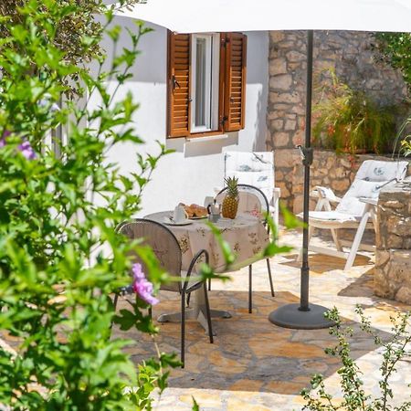 Apartments Jelena Supetar - Four Apartments - A Small House With A Private Yard - Two-Room Apartment With A Sea View - Studio Apartment - Two-Room Apartment With Garden View- Free Parking Exteriér fotografie