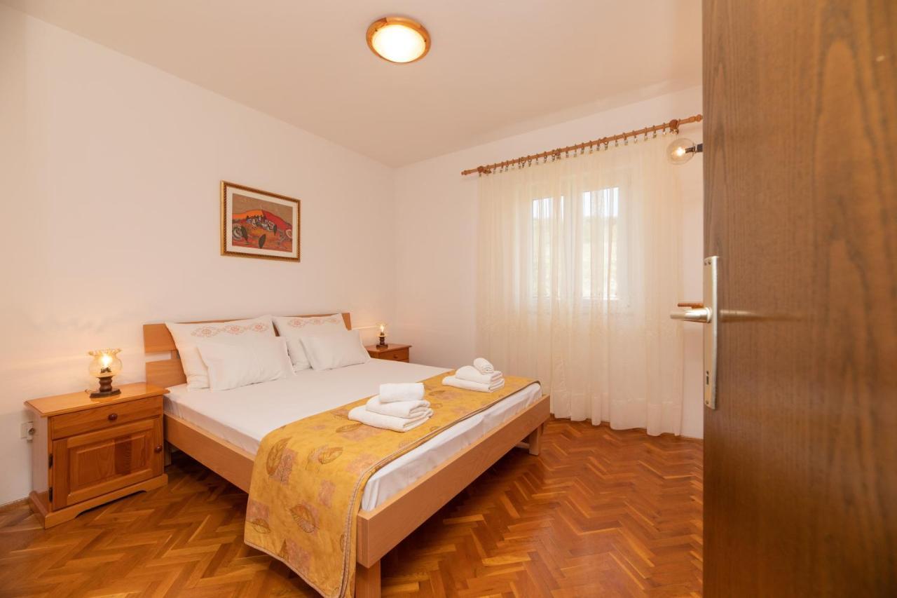 Apartments Jelena Supetar - Four Apartments - A Small House With A Private Yard - Two-Room Apartment With A Sea View - Studio Apartment - Two-Room Apartment With Garden View- Free Parking Exteriér fotografie