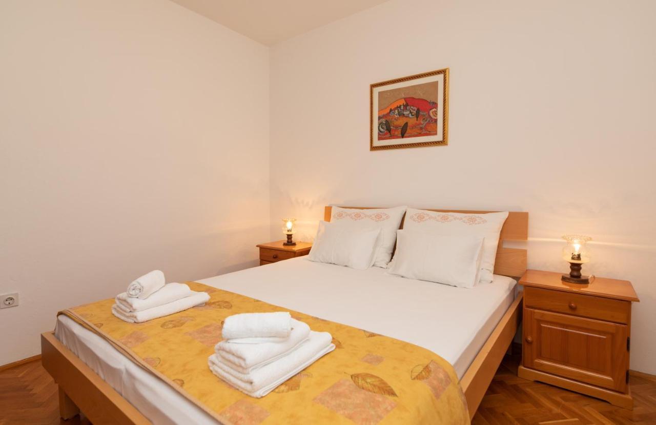Apartments Jelena Supetar - Four Apartments - A Small House With A Private Yard - Two-Room Apartment With A Sea View - Studio Apartment - Two-Room Apartment With Garden View- Free Parking Exteriér fotografie