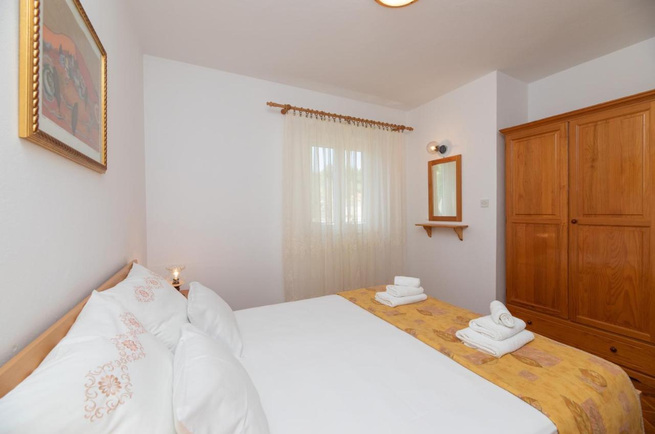Apartments Jelena Supetar - Four Apartments - A Small House With A Private Yard - Two-Room Apartment With A Sea View - Studio Apartment - Two-Room Apartment With Garden View- Free Parking Exteriér fotografie