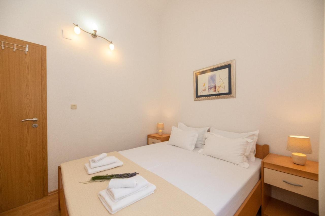 Apartments Jelena Supetar - Four Apartments - A Small House With A Private Yard - Two-Room Apartment With A Sea View - Studio Apartment - Two-Room Apartment With Garden View- Free Parking Exteriér fotografie