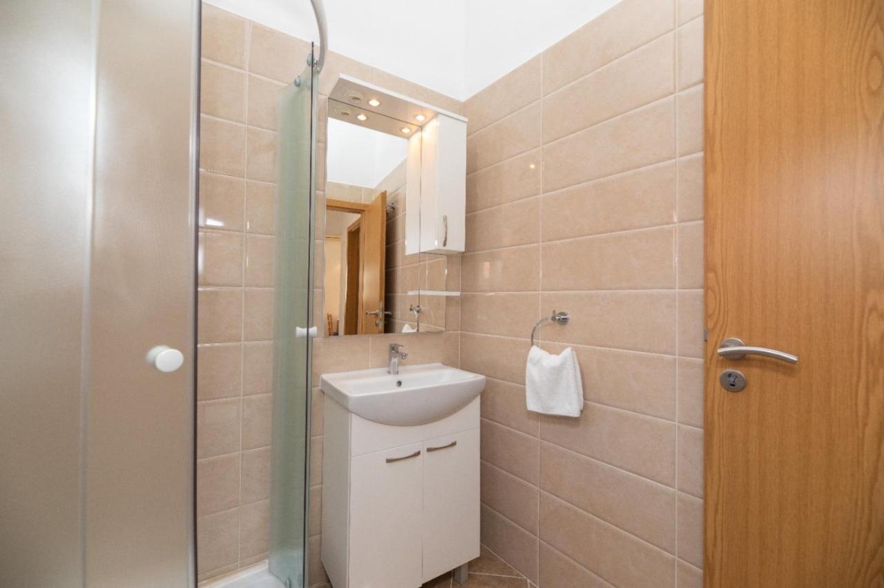 Apartments Jelena Supetar - Four Apartments - A Small House With A Private Yard - Two-Room Apartment With A Sea View - Studio Apartment - Two-Room Apartment With Garden View- Free Parking Exteriér fotografie