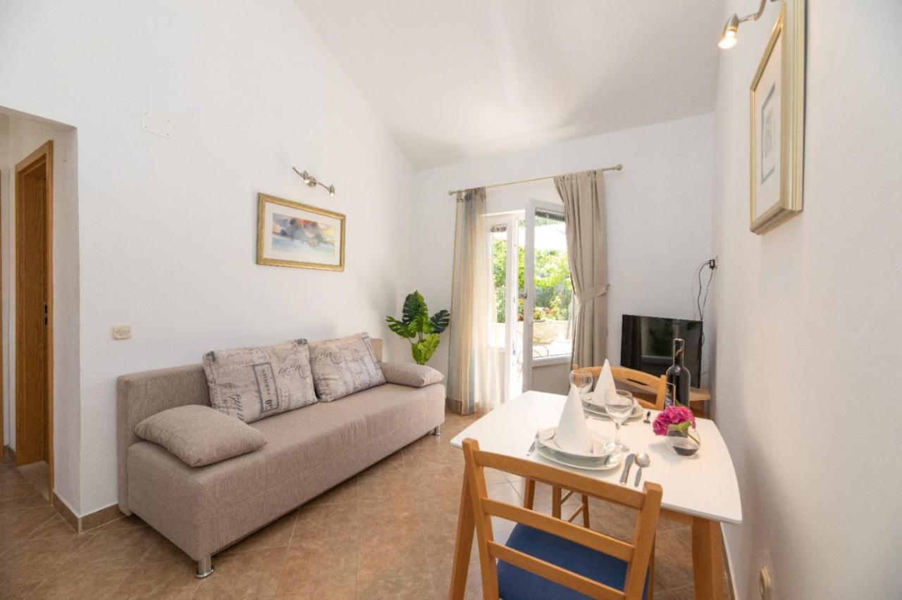 Apartments Jelena Supetar - Four Apartments - A Small House With A Private Yard - Two-Room Apartment With A Sea View - Studio Apartment - Two-Room Apartment With Garden View- Free Parking Exteriér fotografie