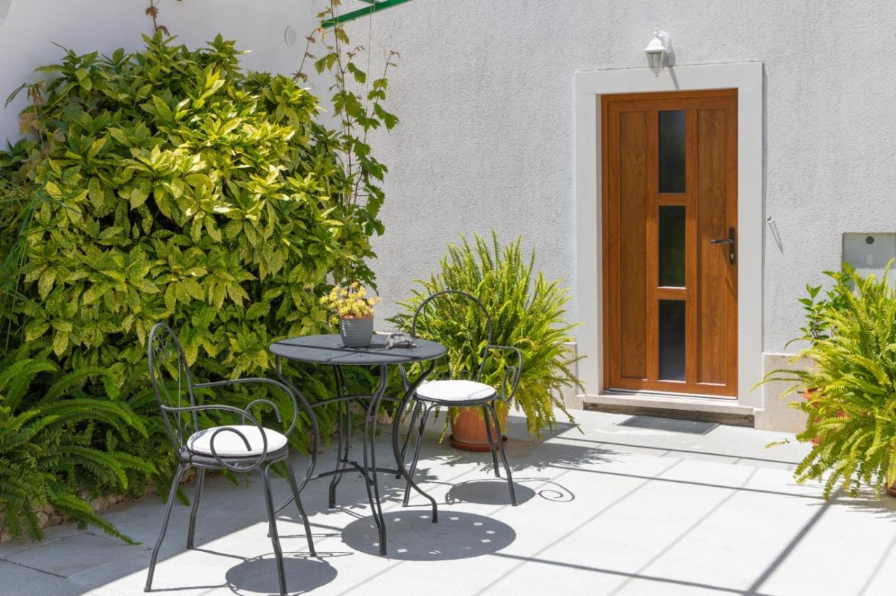 Apartments Jelena Supetar - Four Apartments - A Small House With A Private Yard - Two-Room Apartment With A Sea View - Studio Apartment - Two-Room Apartment With Garden View- Free Parking Exteriér fotografie