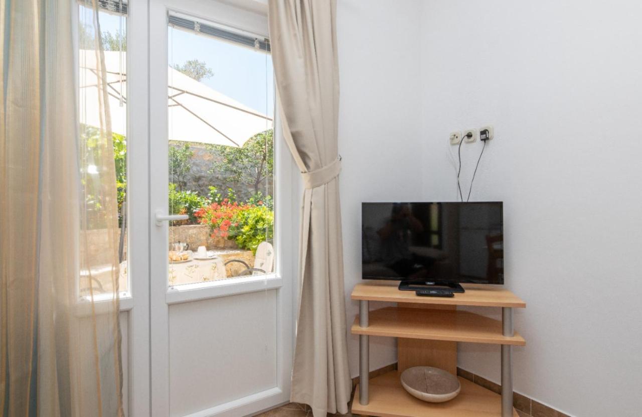 Apartments Jelena Supetar - Four Apartments - A Small House With A Private Yard - Two-Room Apartment With A Sea View - Studio Apartment - Two-Room Apartment With Garden View- Free Parking Exteriér fotografie