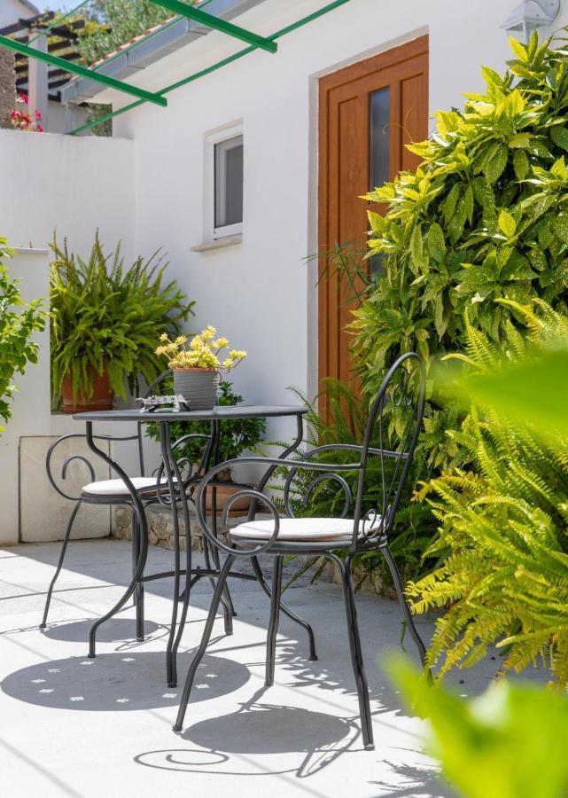 Apartments Jelena Supetar - Four Apartments - A Small House With A Private Yard - Two-Room Apartment With A Sea View - Studio Apartment - Two-Room Apartment With Garden View- Free Parking Exteriér fotografie