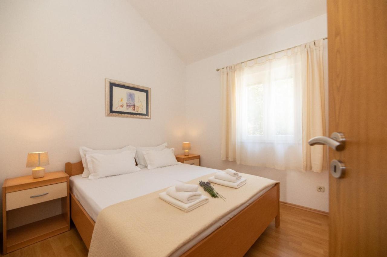 Apartments Jelena Supetar - Four Apartments - A Small House With A Private Yard - Two-Room Apartment With A Sea View - Studio Apartment - Two-Room Apartment With Garden View- Free Parking Exteriér fotografie