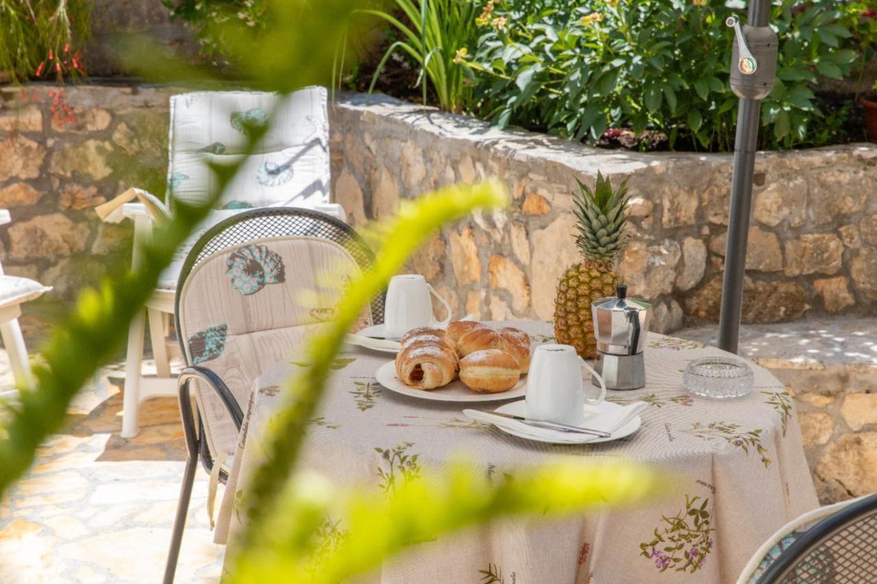 Apartments Jelena Supetar - Four Apartments - A Small House With A Private Yard - Two-Room Apartment With A Sea View - Studio Apartment - Two-Room Apartment With Garden View- Free Parking Exteriér fotografie