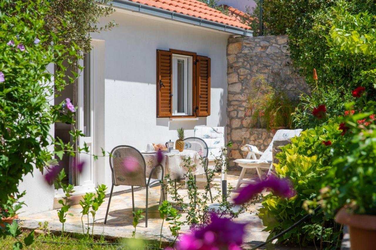 Apartments Jelena Supetar - Four Apartments - A Small House With A Private Yard - Two-Room Apartment With A Sea View - Studio Apartment - Two-Room Apartment With Garden View- Free Parking Exteriér fotografie