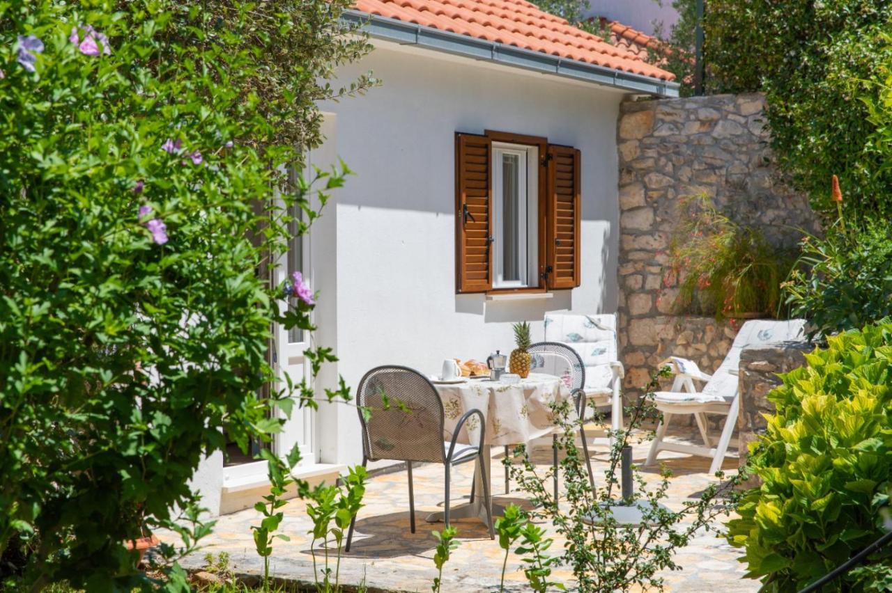 Apartments Jelena Supetar - Four Apartments - A Small House With A Private Yard - Two-Room Apartment With A Sea View - Studio Apartment - Two-Room Apartment With Garden View- Free Parking Exteriér fotografie