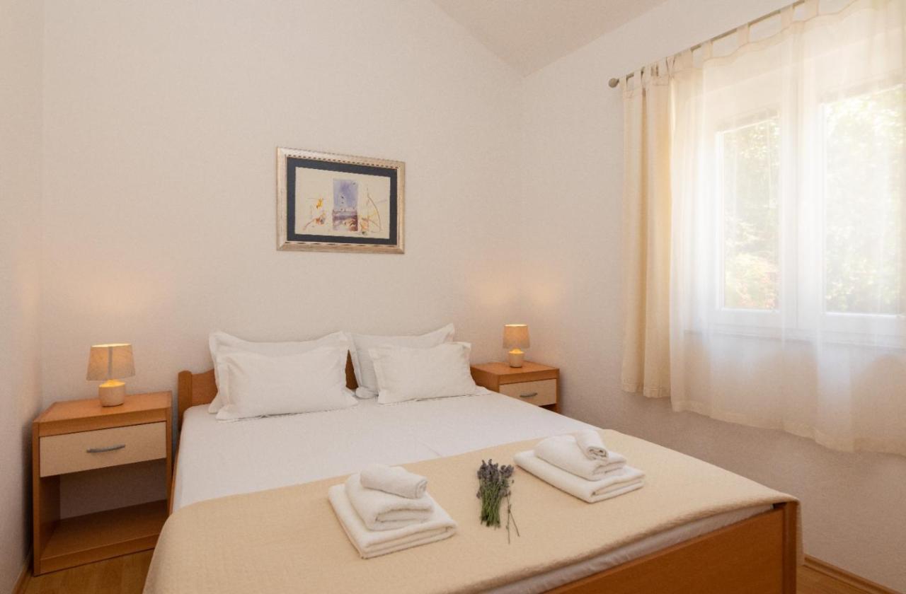 Apartments Jelena Supetar - Four Apartments - A Small House With A Private Yard - Two-Room Apartment With A Sea View - Studio Apartment - Two-Room Apartment With Garden View- Free Parking Exteriér fotografie