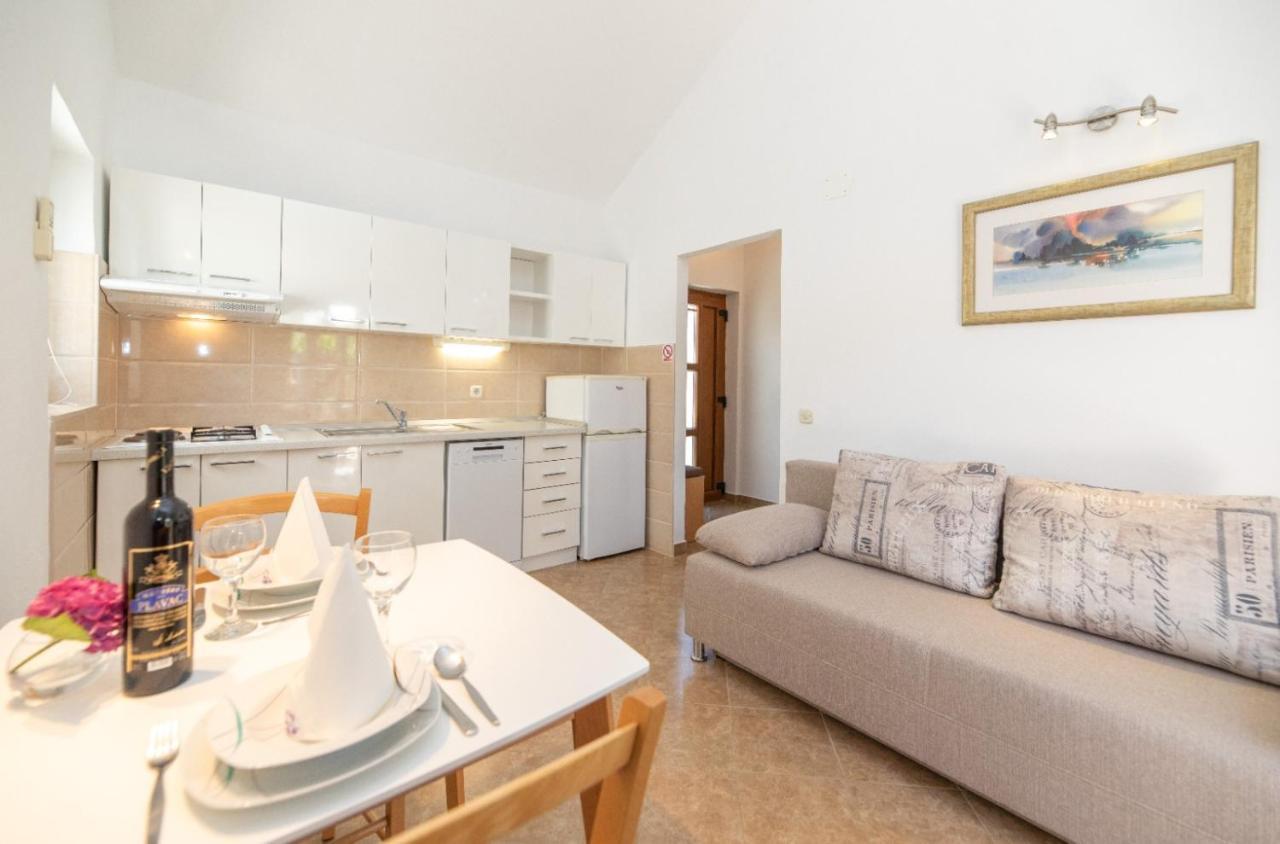 Apartments Jelena Supetar - Four Apartments - A Small House With A Private Yard - Two-Room Apartment With A Sea View - Studio Apartment - Two-Room Apartment With Garden View- Free Parking Exteriér fotografie
