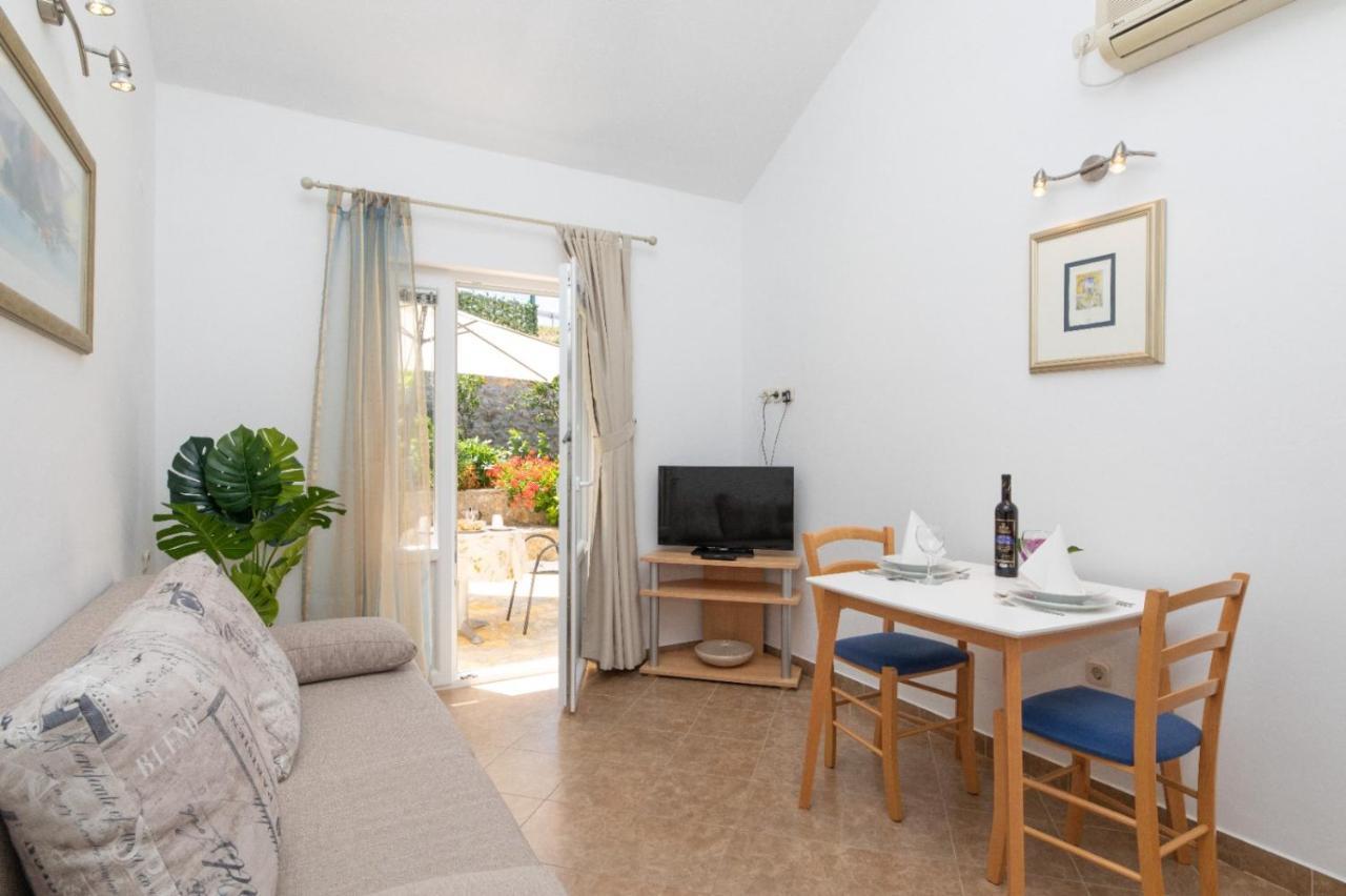 Apartments Jelena Supetar - Four Apartments - A Small House With A Private Yard - Two-Room Apartment With A Sea View - Studio Apartment - Two-Room Apartment With Garden View- Free Parking Exteriér fotografie