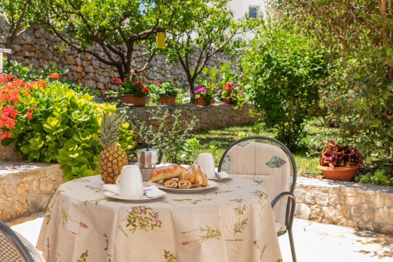 Apartments Jelena Supetar - Four Apartments - A Small House With A Private Yard - Two-Room Apartment With A Sea View - Studio Apartment - Two-Room Apartment With Garden View- Free Parking Exteriér fotografie