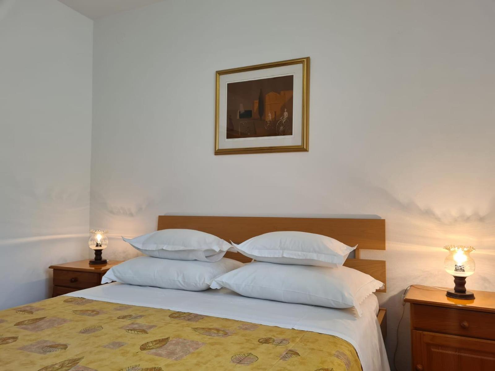 Apartments Jelena Supetar - Four Apartments - A Small House With A Private Yard - Two-Room Apartment With A Sea View - Studio Apartment - Two-Room Apartment With Garden View- Free Parking Exteriér fotografie