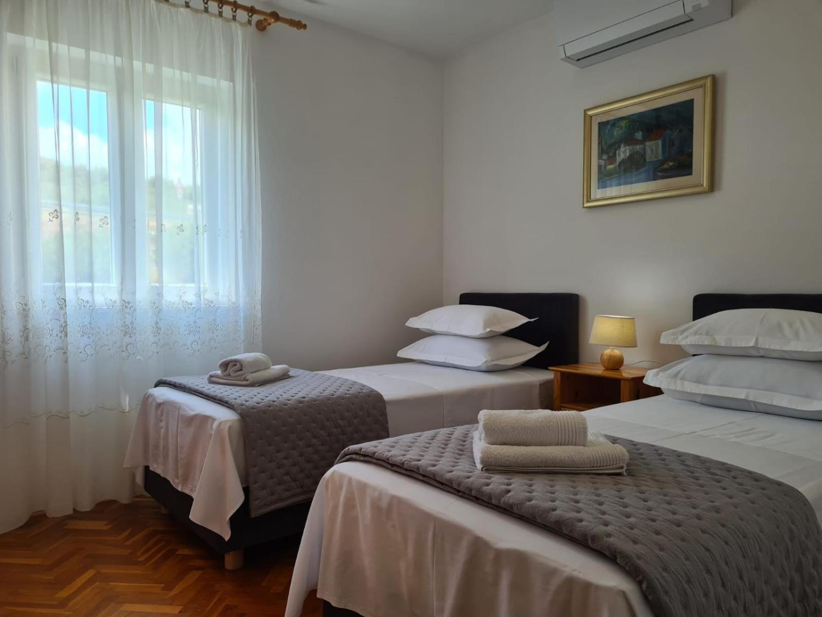 Apartments Jelena Supetar - Four Apartments - A Small House With A Private Yard - Two-Room Apartment With A Sea View - Studio Apartment - Two-Room Apartment With Garden View- Free Parking Exteriér fotografie