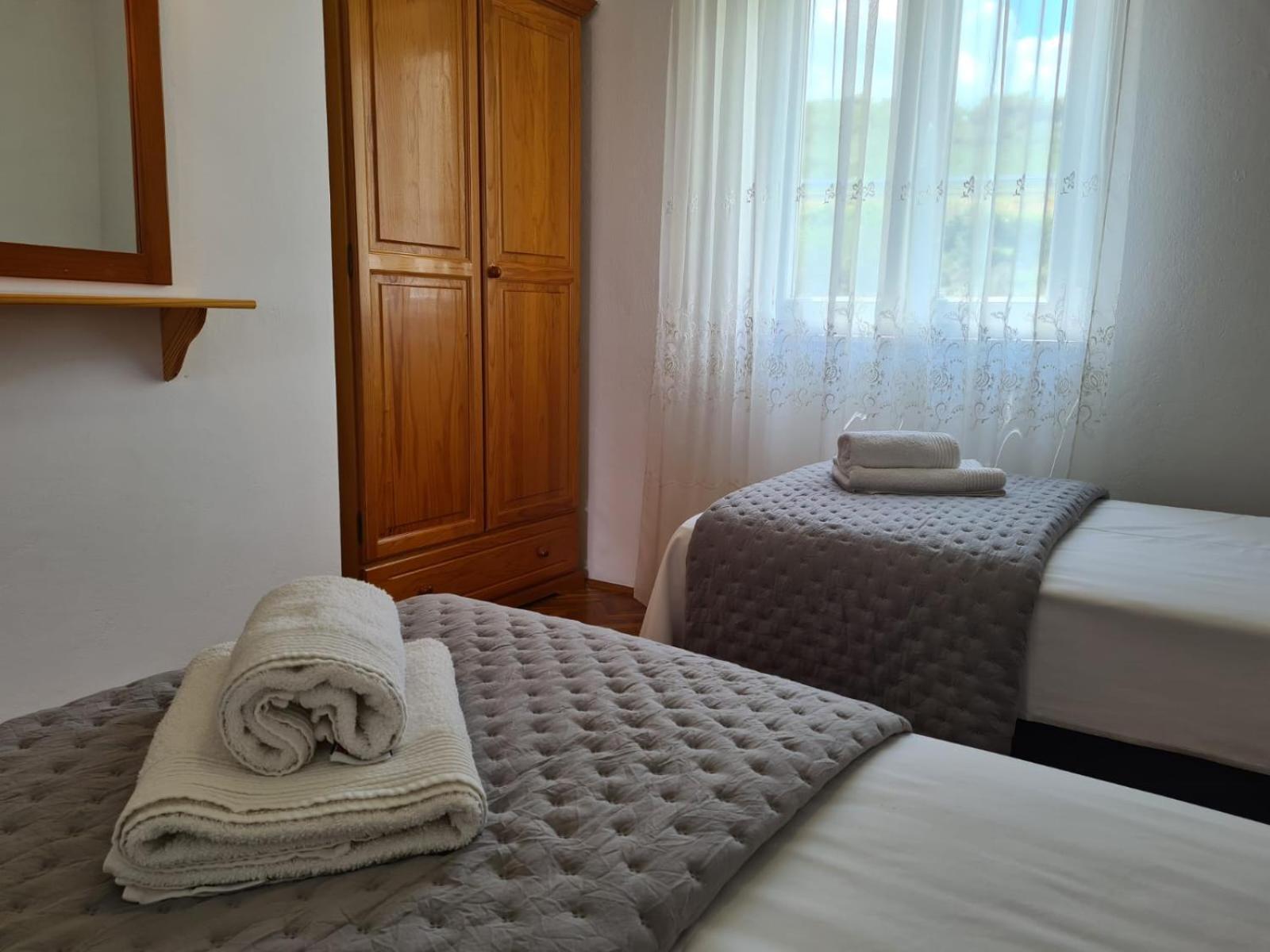 Apartments Jelena Supetar - Four Apartments - A Small House With A Private Yard - Two-Room Apartment With A Sea View - Studio Apartment - Two-Room Apartment With Garden View- Free Parking Exteriér fotografie