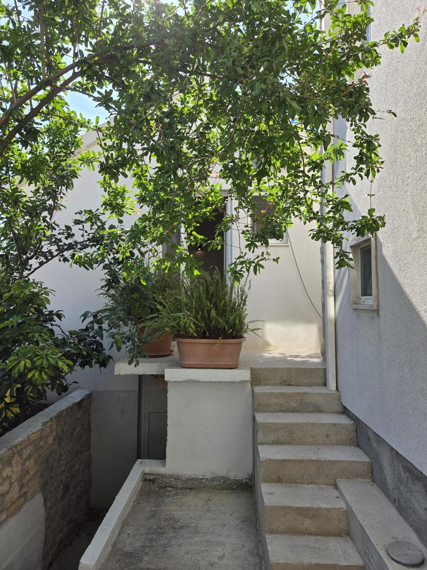 Apartments Jelena Supetar - Four Apartments - A Small House With A Private Yard - Two-Room Apartment With A Sea View - Studio Apartment - Two-Room Apartment With Garden View- Free Parking Exteriér fotografie