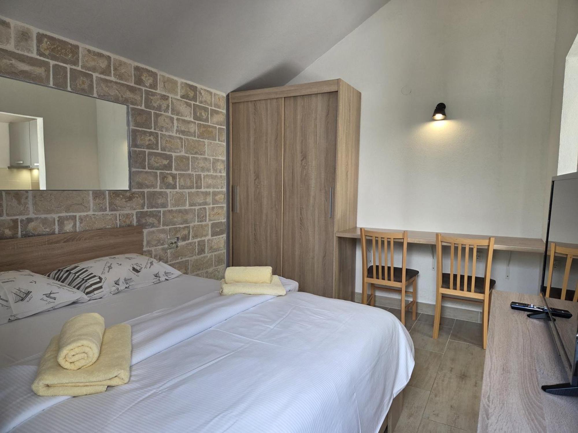 Apartments Jelena Supetar - Four Apartments - A Small House With A Private Yard - Two-Room Apartment With A Sea View - Studio Apartment - Two-Room Apartment With Garden View- Free Parking Exteriér fotografie